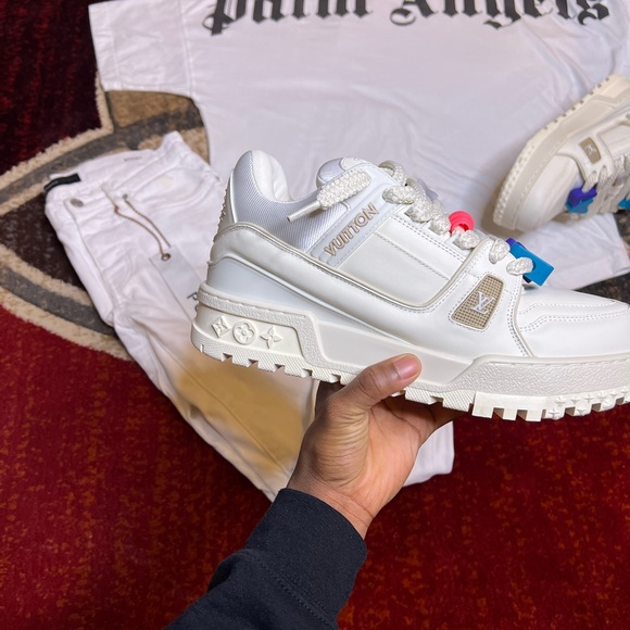 Louis Vuitton Maison - Picture 2 of 3